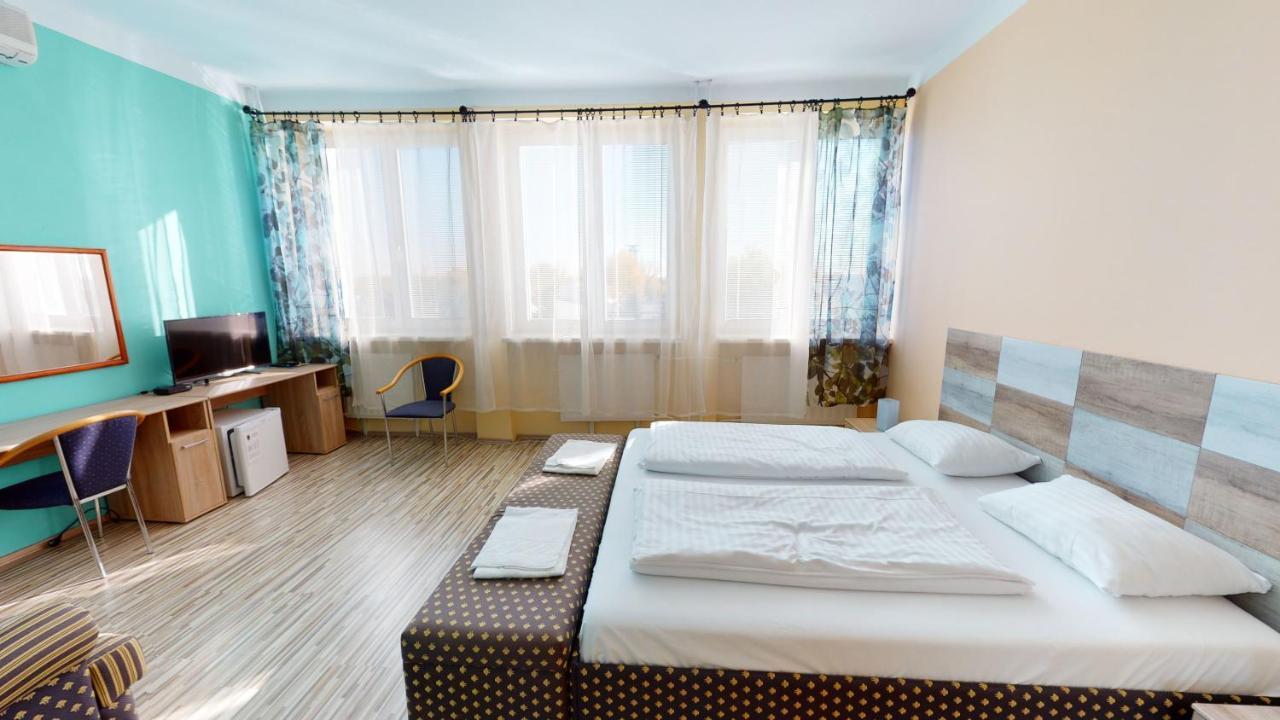 Hotel Hubert Nové Zámky מראה חיצוני תמונה