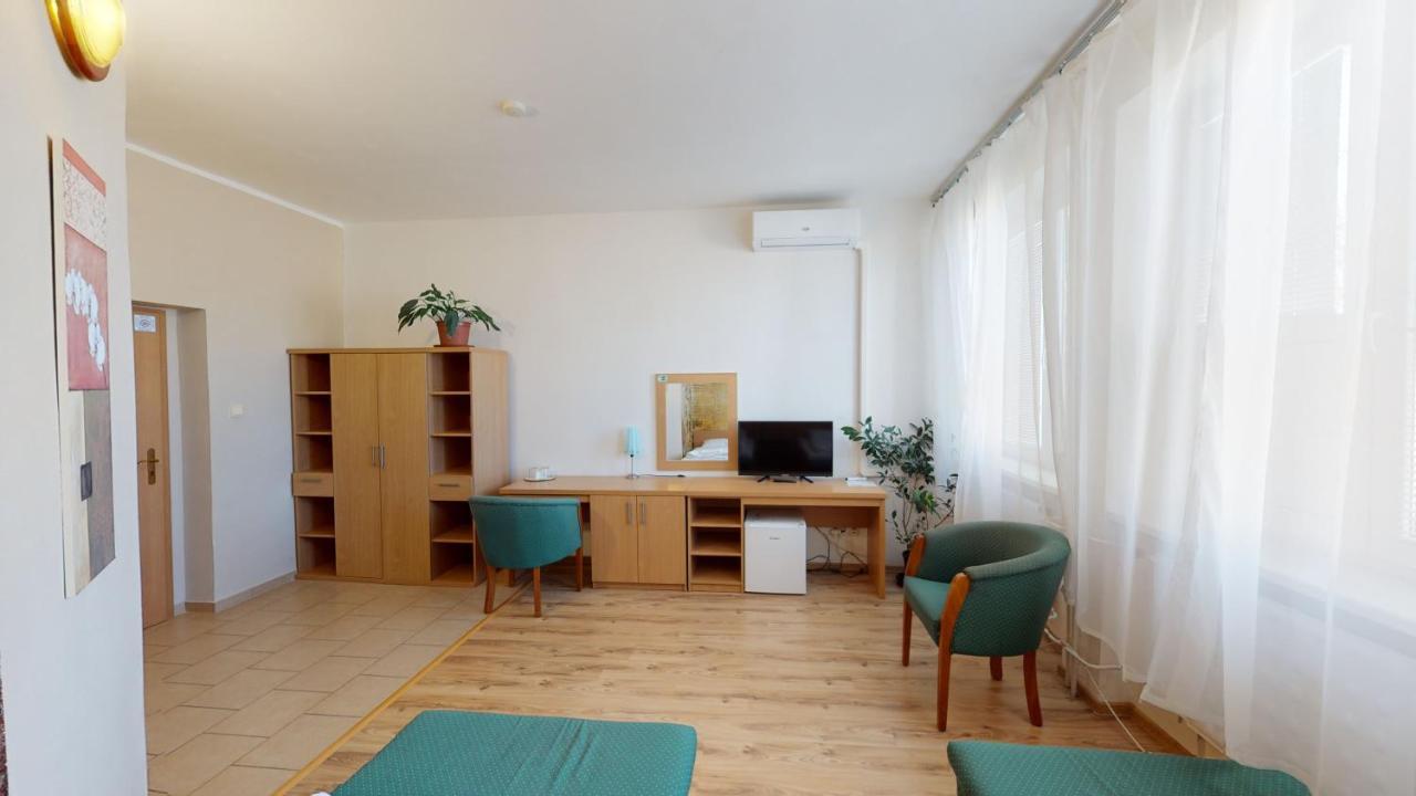 Hotel Hubert Nové Zámky מראה חיצוני תמונה