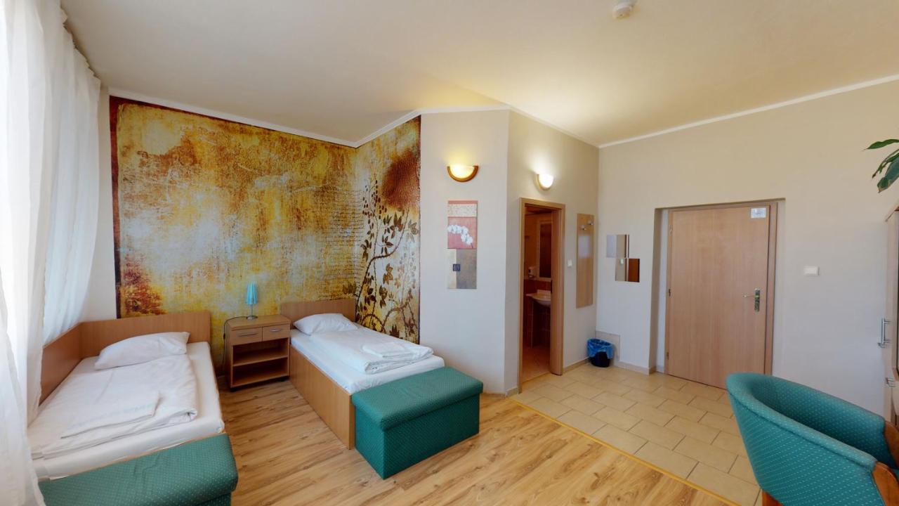 Hotel Hubert Nové Zámky מראה חיצוני תמונה