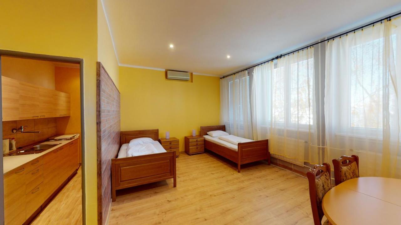 Hotel Hubert Nové Zámky מראה חיצוני תמונה