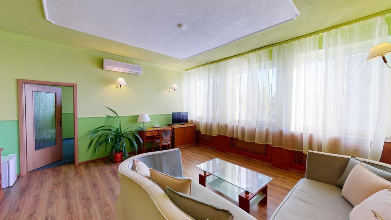 Hotel Hubert Nové Zámky מראה חיצוני תמונה