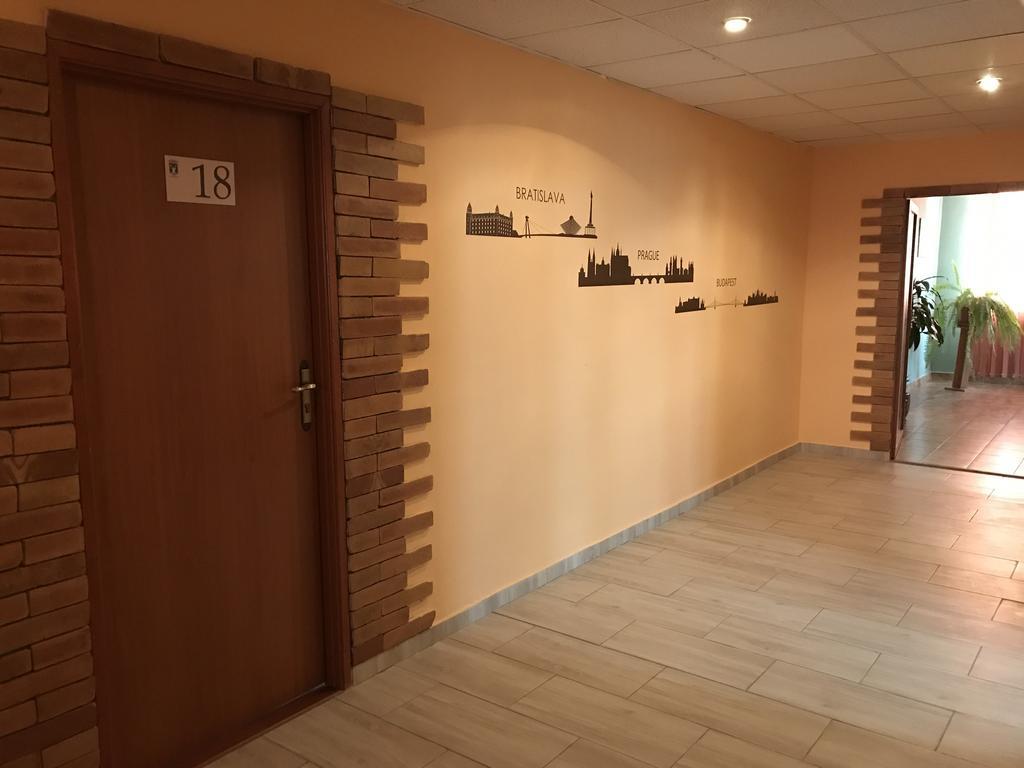 Hotel Hubert Nové Zámky מראה חיצוני תמונה