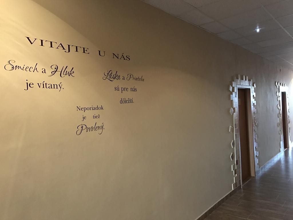Hotel Hubert Nové Zámky מראה חיצוני תמונה
