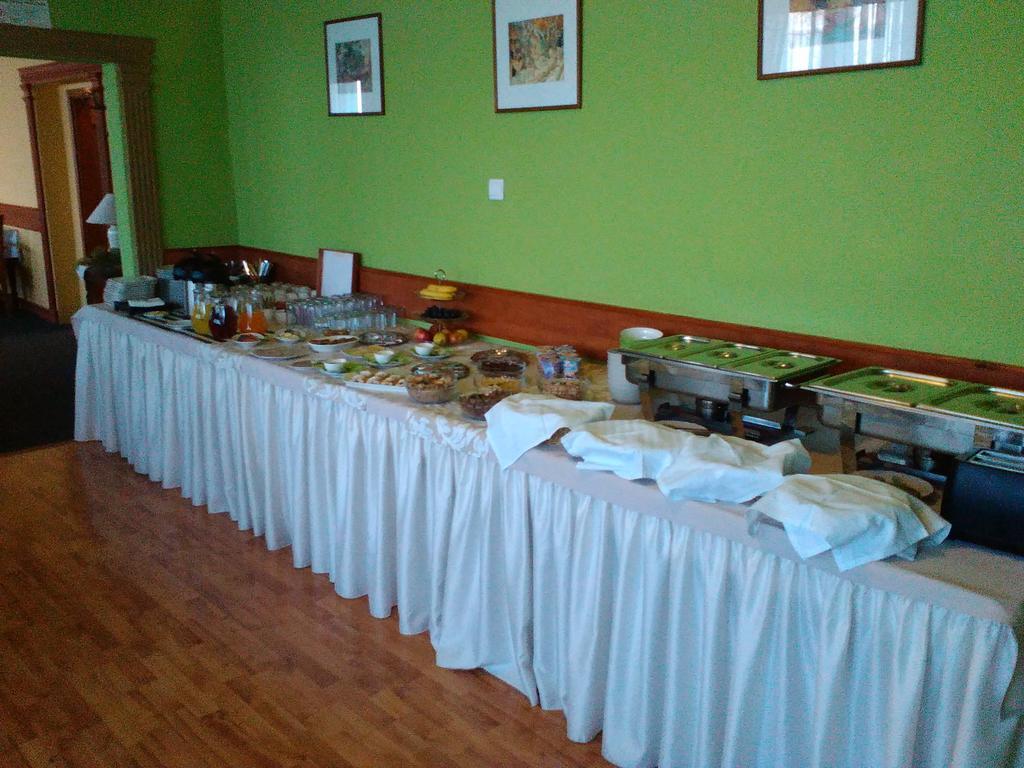 Hotel Hubert Nové Zámky מראה חיצוני תמונה