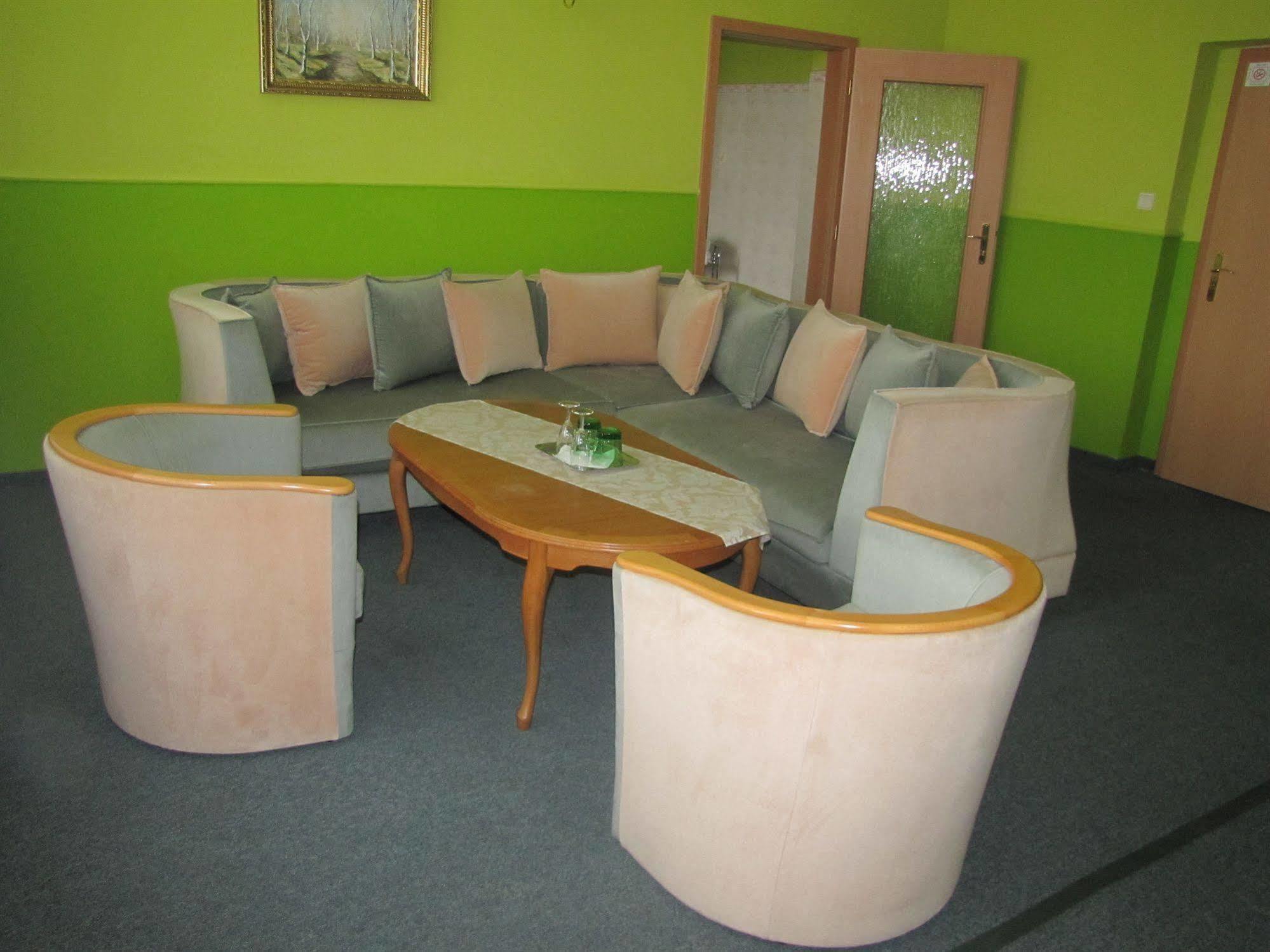 Hotel Hubert Nové Zámky מראה חיצוני תמונה