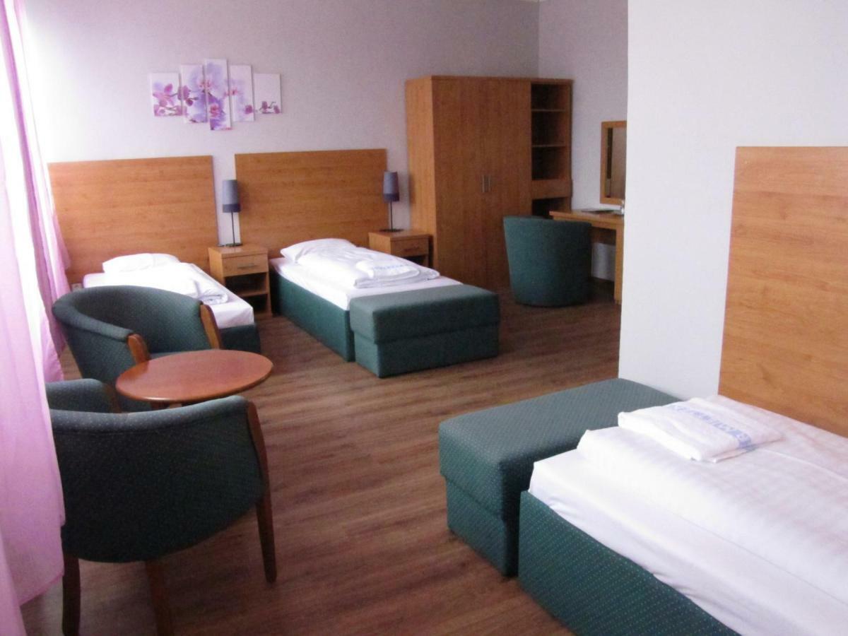 Hotel Hubert Nové Zámky מראה חיצוני תמונה