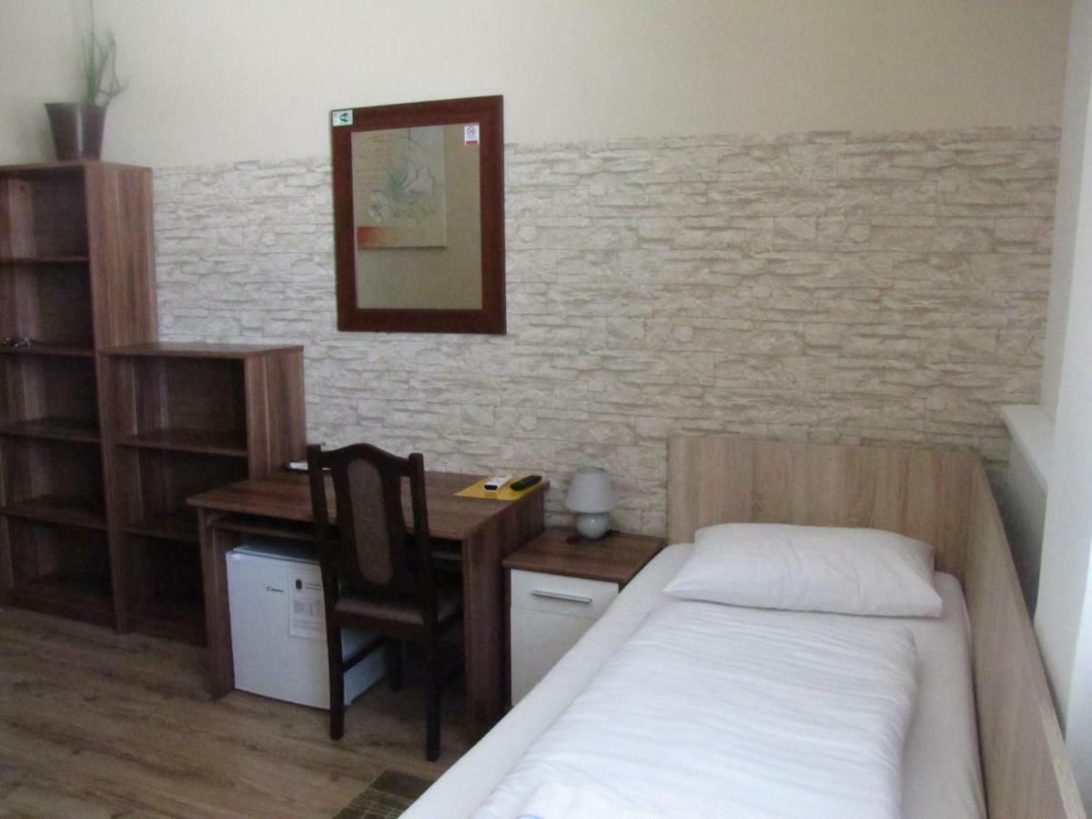 Hotel Hubert Nové Zámky מראה חיצוני תמונה